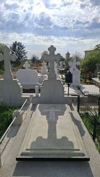 Vand 2 locuri de veci cimitirul Sfintii Voievozi, Popesti Leordeni.