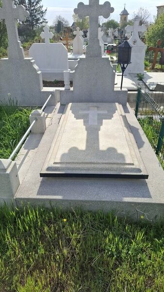 Vand 2 locuri de veci cimitirul Sfintii Voievozi, Popesti Leordeni.