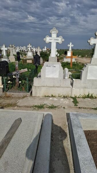 Vand 2 locuri de veci cimitirul Sfintii Voievozi, Popesti Leordeni.