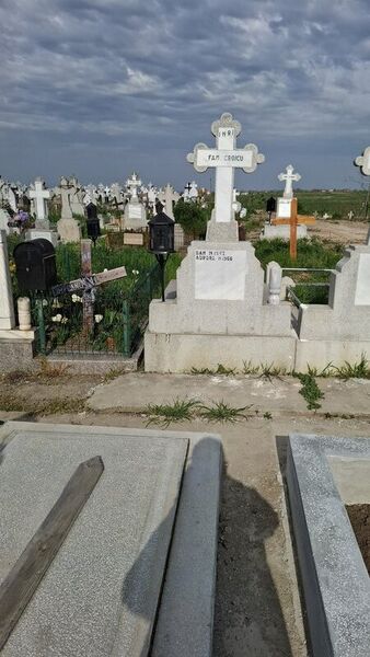 Vand 2 locuri de veci cimitirul Sfintii Voievozi, Popesti Leordeni.