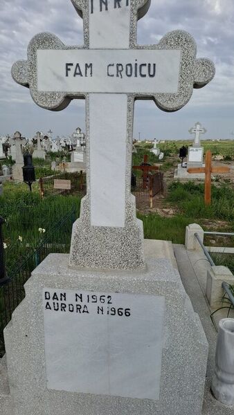 Vand 2 locuri de veci cimitirul Sfintii Voievozi, Popesti Leordeni.